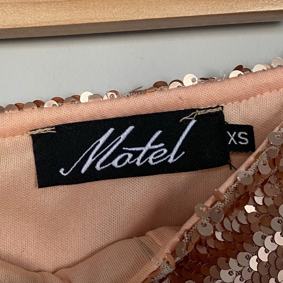 MOTEL Pink Split Sequin Mini Skirt - Picture 4 of 5